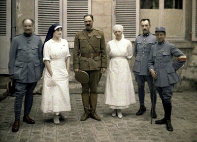 أطباء وممرضات عسكريون فرنسيون أمام مستشفى سان بول ، سواسون ، أيسن ، فرنسا ، 1917 (ذاتي اللون) بواسطة فرناند كوفيل