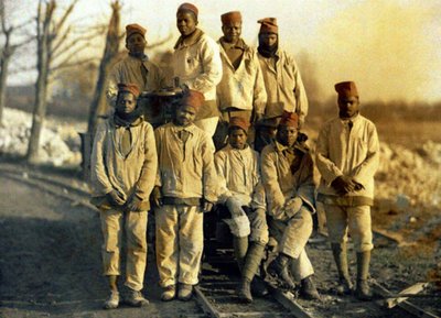 عمال سنغاليون مع دراجة نارية ، هام ، السوم ، فرنسا ، 1917 (ذاتي اللون) بواسطة فرناند كوفيل
