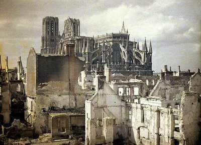 الكاتدرائية نوتردام دي ريمس ، مارن ، فرنسا ، 1917 (ذاتي اللون) بواسطة فرناند كوفيل
