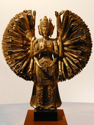 Bodhitsattva Avalokitesvara (Guanyin) ، الصين ، Five Dynasties ، 907-960 (خشب لامع وذهبي) بواسطة مدرسة خمسة سلالات الصينية