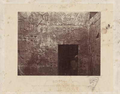 رجل في een deuropening في de Temple van Ramses III في مصر منحوتات في معبد رمسيس الثالث ، أسفل الفناء الثاني على اليمين (الكرنك) - طيبة (العنوان على القطعة) مصر (عنوان المسلسل على الكائن) بواسطة فيليكس بونفيس