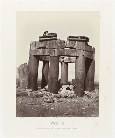 Man op by qubba van Douris، nabij Baalbek سوريا. قبة دوريس في سهل البقاع - بلبك (العنوان على وجوه) العمارة القديمة: مصر ، اليونان ، آسيا الصغرى: ألبوم صور (عنوان السلسلة) بواسطة فيليكس بونفيس