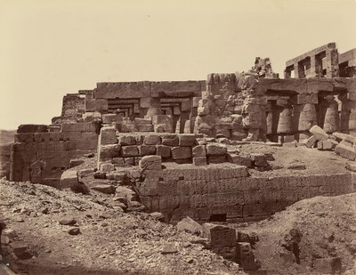 أطلال الصرح الثالث من الصرح الثالث للمعبد (الجنوب الشرقي) الجانب الأيسر (الكرنك) طيبة بواسطة فيليكس بونفيس