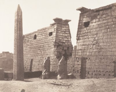 لوكسور طيبة ، البناء الأمامي - الصرح والعمود والمسلة ، 1851-52 ، طبعت 1853-54. بواسطة فيليكس تينارد