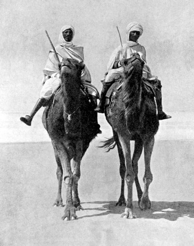 عربان يركبان الجمال في الصحراء ، إفريقيا ، 1936. بواسطة صور فوكس