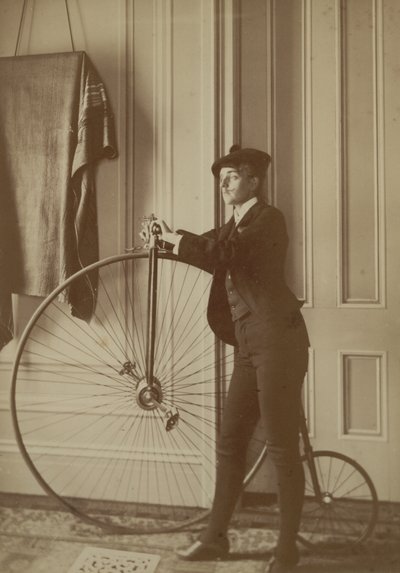 داخل المنزل مع دراجة بيني فارثينج ، حوالي عام 1890 (صورة بني داكن) بواسطة فرانسيس بنجامين جونستون