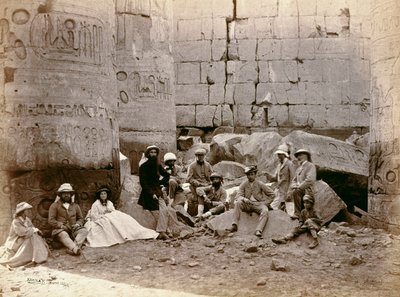 صورة جماعية بقاعة الأعمدة ، الكرنك ، مصر ، ١٨٦٢ بواسطة فرانسيس بيدفورد