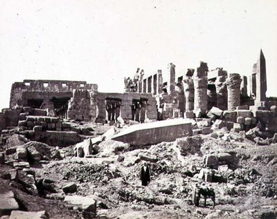 معبد الكرنك من الجنوب الشرقي حوالي 1856-59 (بني داكن الصورة) بواسطة فرانسيس فريث