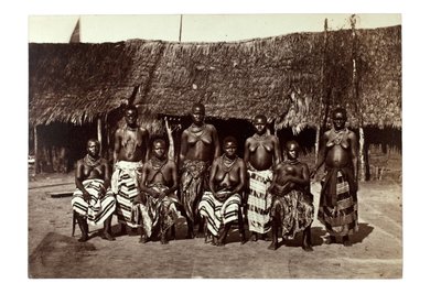 زوجات الملك جورج ، أوبوبو ، بالقرب من كالابار ، نيجيريا ، c.1870 (طبعة زلال) بواسطة فرانسيس دبليو جواك