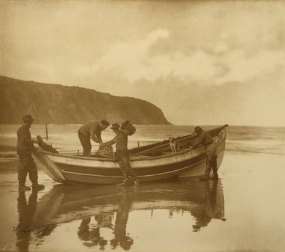 Beaching the Gratitude ، حوالي عام 1890 (طبعة فضية جيلاتينية مع التنغيم) بواسطة فرانك ميدو ساتكليف