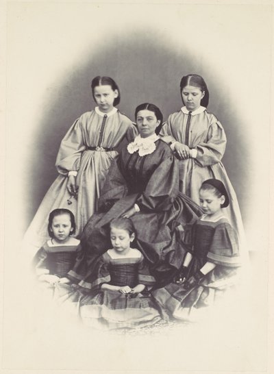 [صورة لامرأة جالسة محاطة بخمس فتيات جالسات واقفات] ، 1850 - 60. بواسطة فرانز انطوان