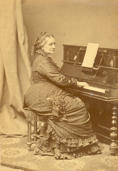 صورة لكلارا ويك-شومان 1819-1896 في البيانو ، كاليفورنيا 1878. بواسطة فرانز هانفستاينجل