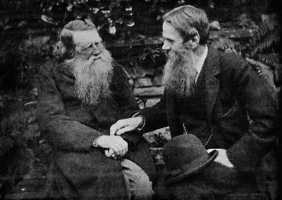 Ruskin و Holman Hunt استمتع بمحادثة على الفن ، c1925 بواسطة فريدريك هوليير