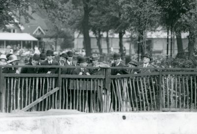 ملك إيطاليا ، فيكتور عمانويل الثالث ، يزور حديقة حيوان لندن عام 1924 بواسطة فريدريك وليام بوند