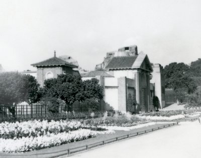 The Reptile House في حديقة حيوان لندن عام 1928 مع أسرة زهور رسمية على طول الممرات المؤدية إلى مدخل حديقة حيوان لندن بواسطة فريدريك وليام بوند