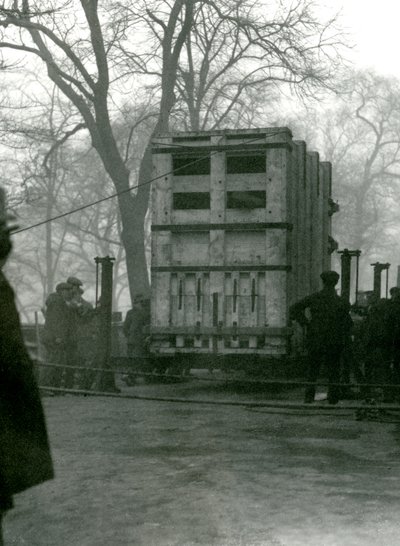 نقل أنثى الفيل الآسيوي لوكي ، في صندوق خشبي ، حديقة حيوان لندن ، 1923 بواسطة فريدريك وليام بوند
