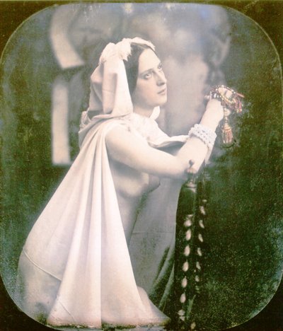 امرأة راكعة على كرسي تصلي ، 1850 (daguerreotype يدوي اللون) بواسطة مصور فرنسي
