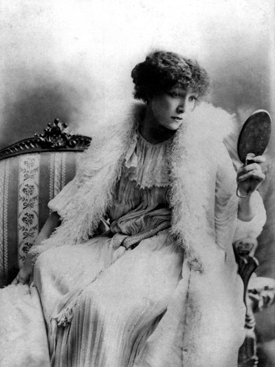 الممثلة سارة برنهارد (1844-1923) في دور مارغريت غوتييه في مسرحية "السيدة الكاميليا" لألكسندر دوماس بواسطة مصور فرنسي