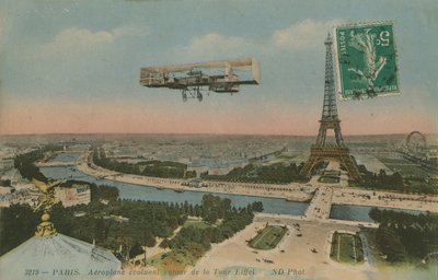 طائرة تدور حول برج إيفل في باريس ، فرنسا. أُرسلت البطاقة البريدية عام 1913. بواسطة مصور فرنسي