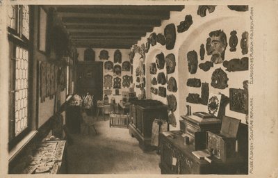 متحف الألزاسي مع عرض منحوتات خشبية. أُرسلت البطاقة البريدية عام 1913. بواسطة مصور فرنسي