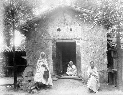 مثال على منزل القبائل ، معرض باريس ، 1889 بواسطة مصور فرنسي