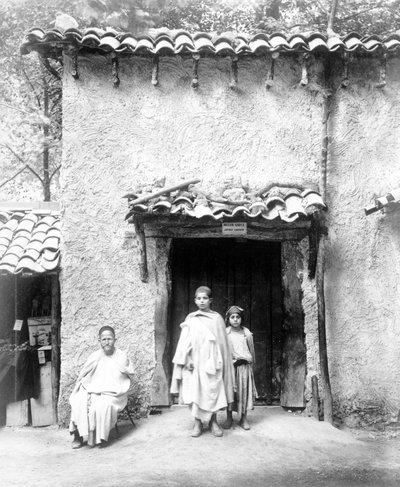 مثال على منزل القبائل ، معرض باريس ، 1889 بواسطة مصور فرنسي