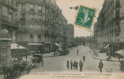 Avenue du Pere-Lachaise في الدائرة 20 في باريس ، فرنسا. عرض الشارع مع مدخل مقبرة Pere Lachaise ومداخن المحرقة. أُرسلت البطاقة البريدية عام 1913. بواسطة مصور فرنسي