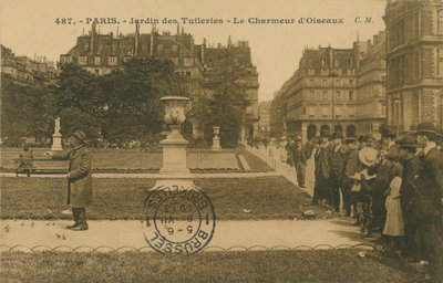 ساحر الطيور في حديقة التويلري في باريس. أُرسلت البطاقة البريدية عام 1913. بواسطة مصور فرنسي