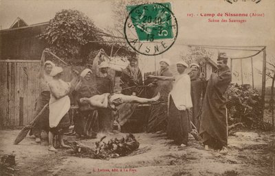 معسكر في Sissonne ، Aisne ، فرنسا. أُرسلت البطاقة البريدية عام 1913. بواسطة مصور فرنسي