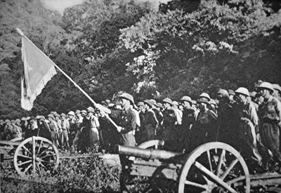 Communist Viet Minh troops on parade with light field artillery, during the siege of Dien Bien Phu, November 1953-May 1954 (colour litho) بواسطة مصور فرنسي