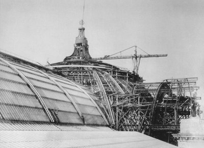 بناء قبة القصر الكبير ، من أجل معرض الكون لعام 1900 بواسطة مصور فرنسي
