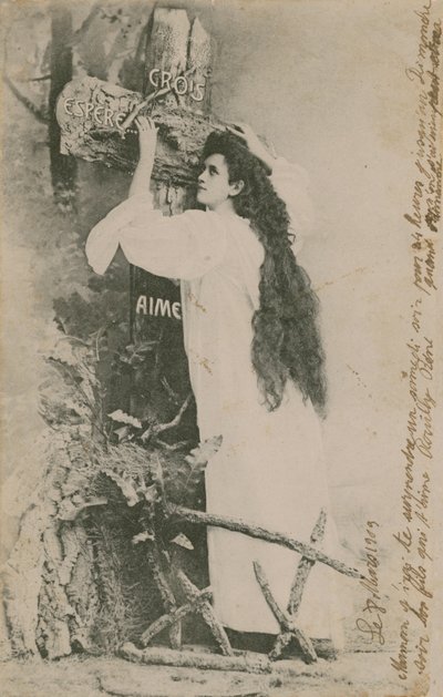 Crois Espere Aime (صدق الأمل الحب). تم إرسال بطاقة بريدية في عام 1913. الكتابة اليدوية على الحافة اليمنى هي رسالة شخصية بين أفراد العائلة. بواسطة مصور فرنسي