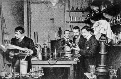 مديرو جمعية الكيمياء وعلم التنجيم الفرنسي في مختبرهم ، 1903 بواسطة مصور فرنسي