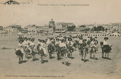 ركوب الحمار على الشاطئ في Les Sables-dOlonne في غرب فرنسا. أُرسلت البطاقة البريدية عام 1913. بواسطة مصور فرنسي