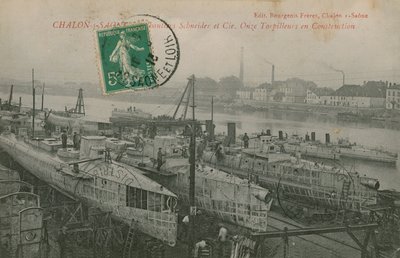 أحد عشر طوربيدًا قيد الإنشاء من قبل Schneider and Co في شالون سور ساون في شرق فرنسا. أُرسلت البطاقة البريدية عام 1913. بواسطة مصور فرنسي