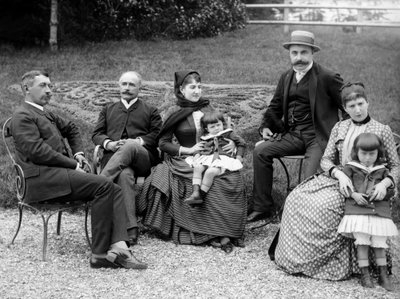 عائلة سكان المدن ، الانتحال في حديقتهم ، بالقرب من Bourmont في Haute-Marne (Haute Marne) ، حوالي 1880. Photography. مجموعة دوكوس. بواسطة مصور فرنسي