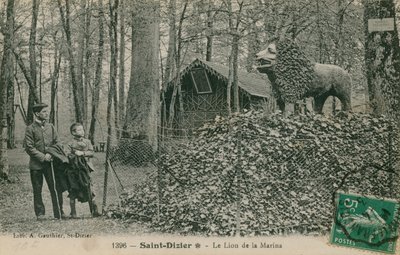 أب وابنه ينظران إلى تمثال أسد في سانت ديزييه. أُرسلت بطاقة بريدية عام 1913. نُشرت بواسطة مكتبة غوتييه. بواسطة مصور فرنسي