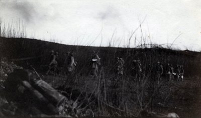 الحرب العالمية الأولى (1914-1918): مسيرة مجموعة من الجنود على روكور (سانت كوينتين) (أيسن) بواسطة مصور فرنسي