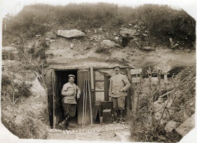 الحرب العالمية الأولى (1914-1918): منصب قيادة الملازم دي بينيديتي ، السكرتير على اليسار ، ضابط صف الكتيبة على اليمين. بينهما إشارات الصمامات ، المنظار ، الطوربيدات. 05/1916 بواسطة مصور فرنسي