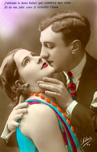تقبيل الزوجين الفرنسيين ، حوالي عام 1920 (طباعة فضية ملونة يدويًا) بواسطة مصور فرنسي