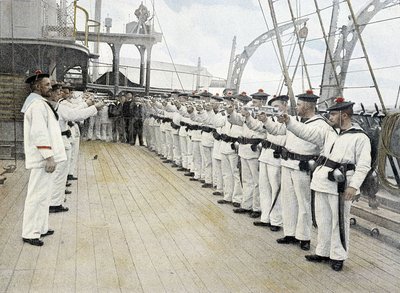 French Navy, late 19th century: pistol - revolver exercise - Bibl. des Arts deco. بواسطة مصور فرنسي