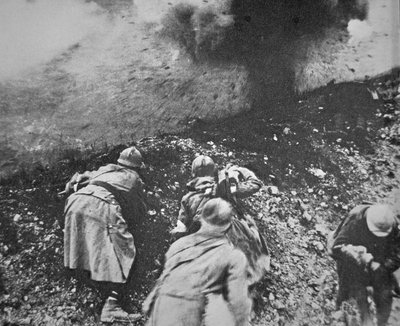 French infantry under fire from German artillery during the Battle of Verdun بواسطة مصور فرنسي