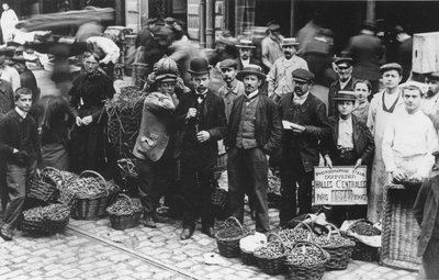 سوق البستانيين في Les Halles ، باريس ، 1907 بواسطة مصور فرنسي