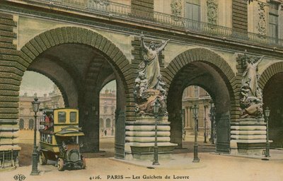 أبواب متحف اللوفر في باريس ، فرنسا. أُرسلت البطاقة البريدية عام 1913. بواسطة مصور فرنسي