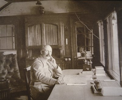 General Pétain in his railway wagon-salon HQ during the Battle of Verdun, February-December 1916 (b/w photo) بواسطة مصور فرنسي