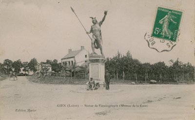جين (Loiret) ، تمثال Vercingetorix. أُرسلت البطاقة البريدية عام 1913. بواسطة مصور فرنسي