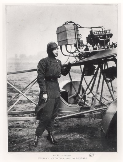 هيلين دوتريو (1877-1961) واقفة بجانب طائرة قبل عام 1914 بواسطة مصور فرنسي