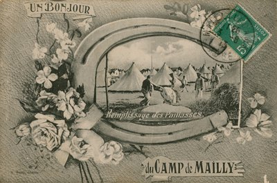 مرحبًا من Camp de Mailly - ملء مراتب القش. أُرسلت البطاقة البريدية عام 1913. بواسطة مصور فرنسي