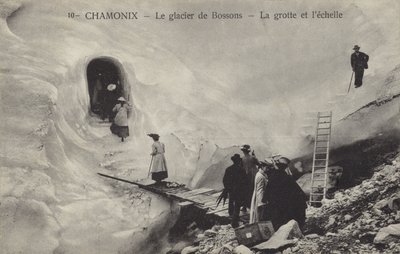الكهف الجليدي والسلم ، Bossons Glacier ، شامونيكس ، فرنسا (b / w photo) بواسطة مصور فرنسي