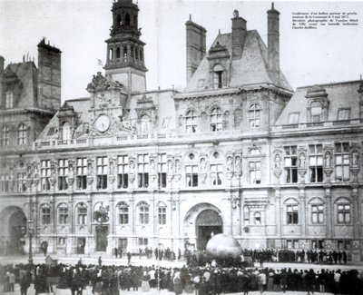 تضخم بالون بإعلانات الكومونة المرفقة به خارج فندق دي فيل ، باريس ، 3 مايو 1871 بواسطة مصور فرنسي